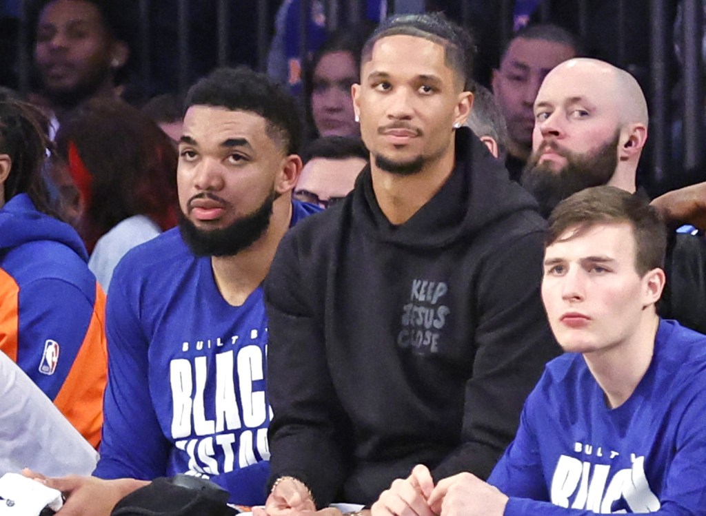 Josh Hart (right) sits on the bench with Karl-Anthony Towns during the Knicks' win over the Bulls on Feb. 20, 2025.