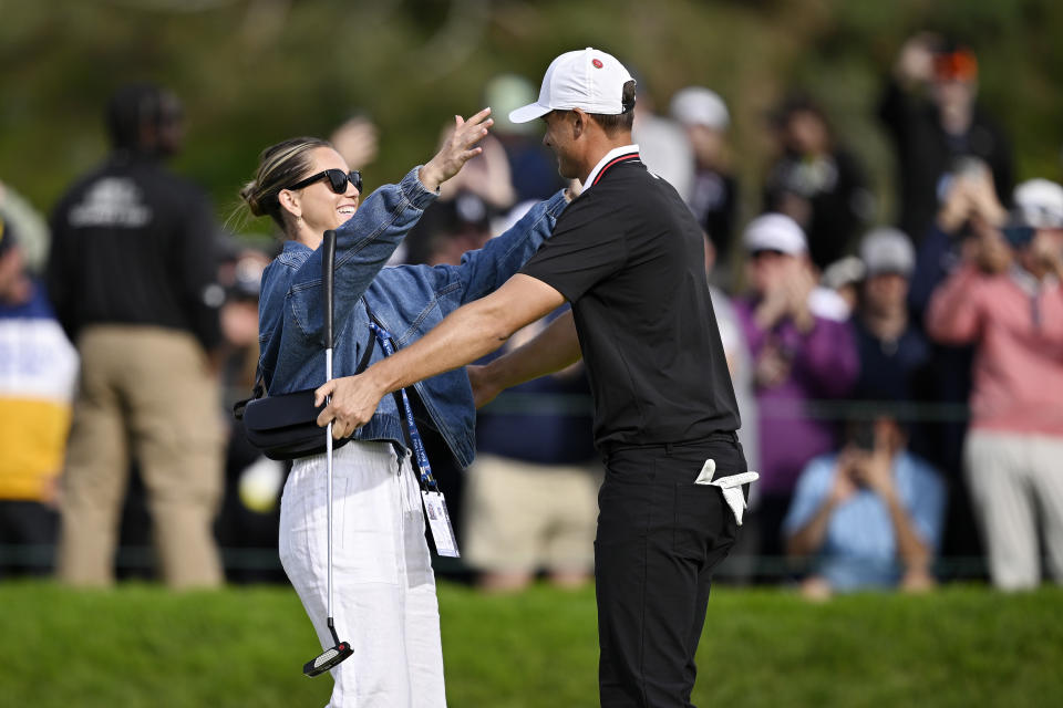 LA JOLLA, CALIFORNIA - FEBRUARY 16: Olivia Peet and Ludvig Åberg of Sweden celebrate on the 18th green during the final round of The Genesis Invitational 2025 at Torrey Pines Golf Course on February 16, 2025 in La Jolla, California. (Photo by Orlando Ramirez/Getty Images)