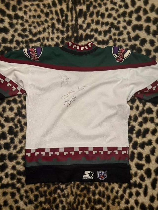 Can anyone tell me who this is signed by? I want to sell it but don't know its worth🤷🏼‍♂️