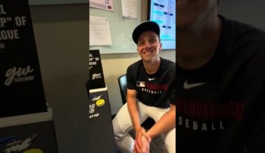 Gavin meeting Dbacks players and giving them Glove Wrap. Thanks guys! 🔥 #baseball #mlb #dbacks