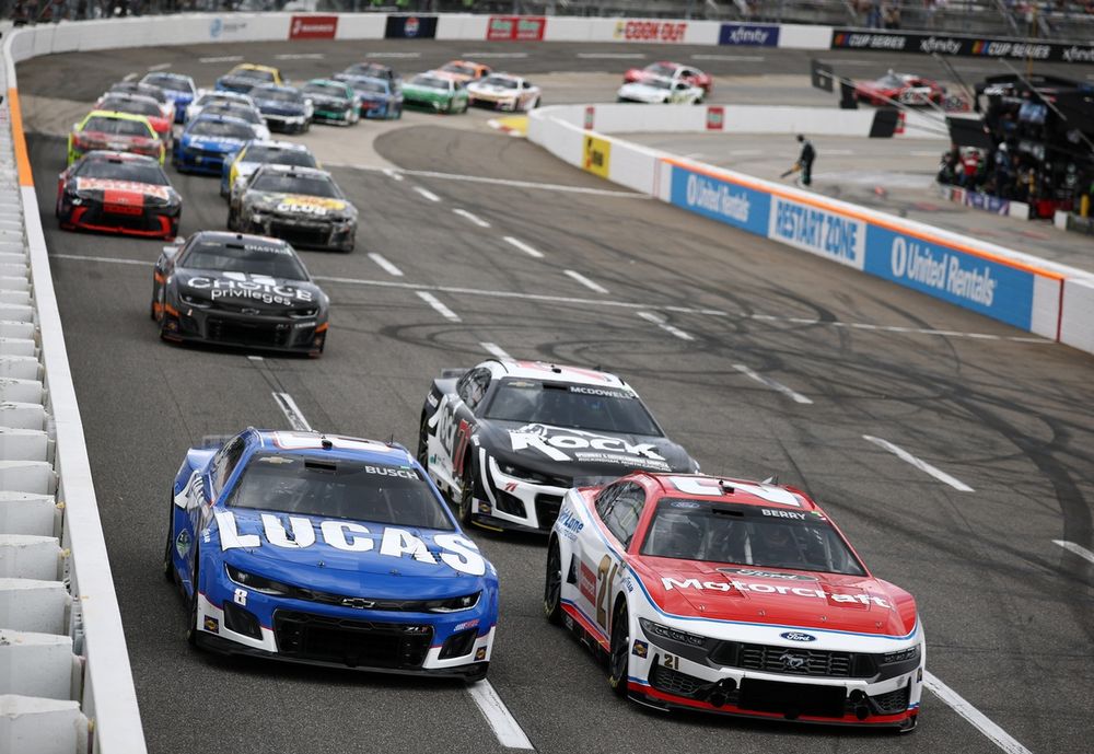 Kyle Busch, Richard Childress Racing Chevrolet, Josh Berry, Wood Brothers Racing Ford