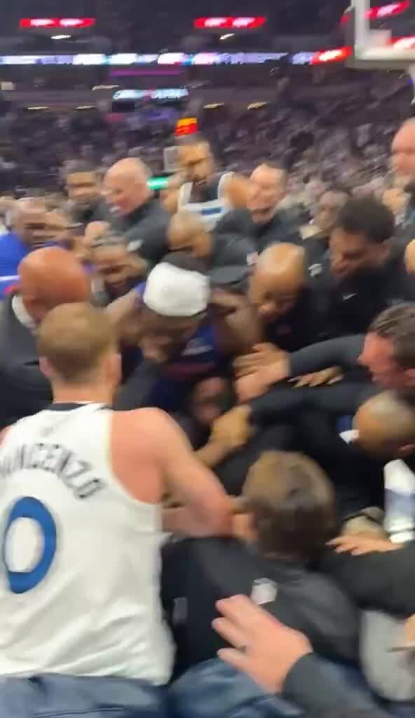 [Highlight] Alternate angle of the MIN/DET brawl showing just how large this altercation was. 5 players and 2 coaches were ejected