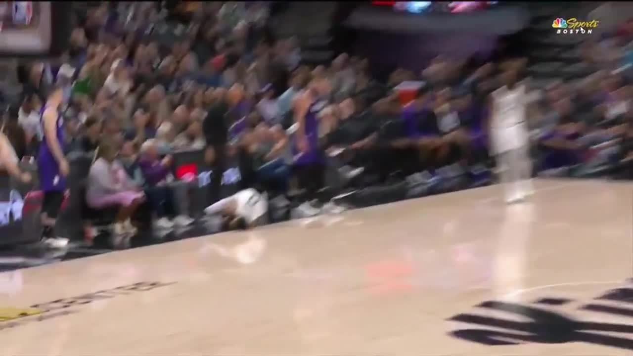 [Highlight] Jayson Taum comes down on Sabonis' leg and appears to badly twist his ankle. Flagrant One on Sabonis.