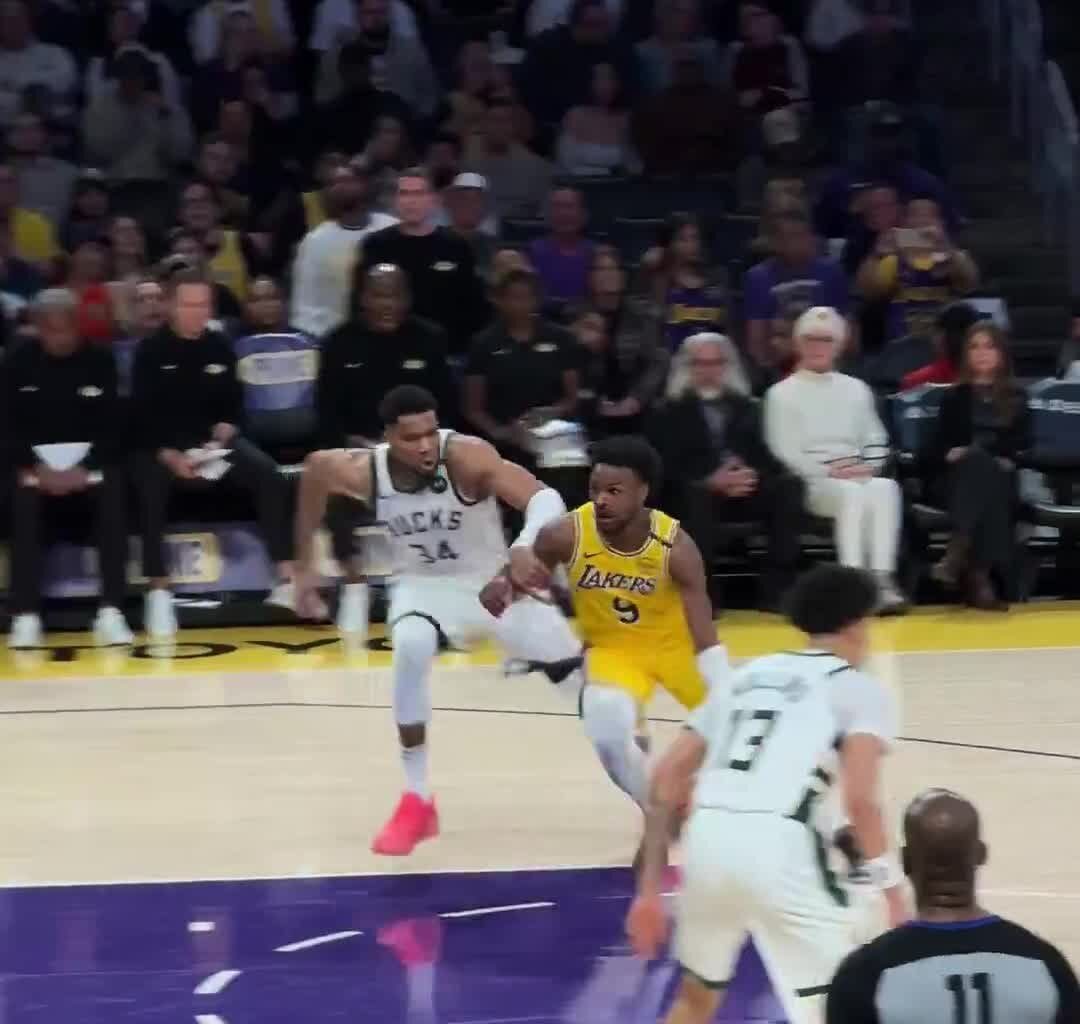 [Highlight] Bronny crosses Giannis, but Giannis grabs his shoulder, causing the turnover.
