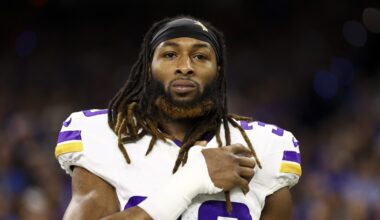 Aaron Jones re-signs with Vikings
