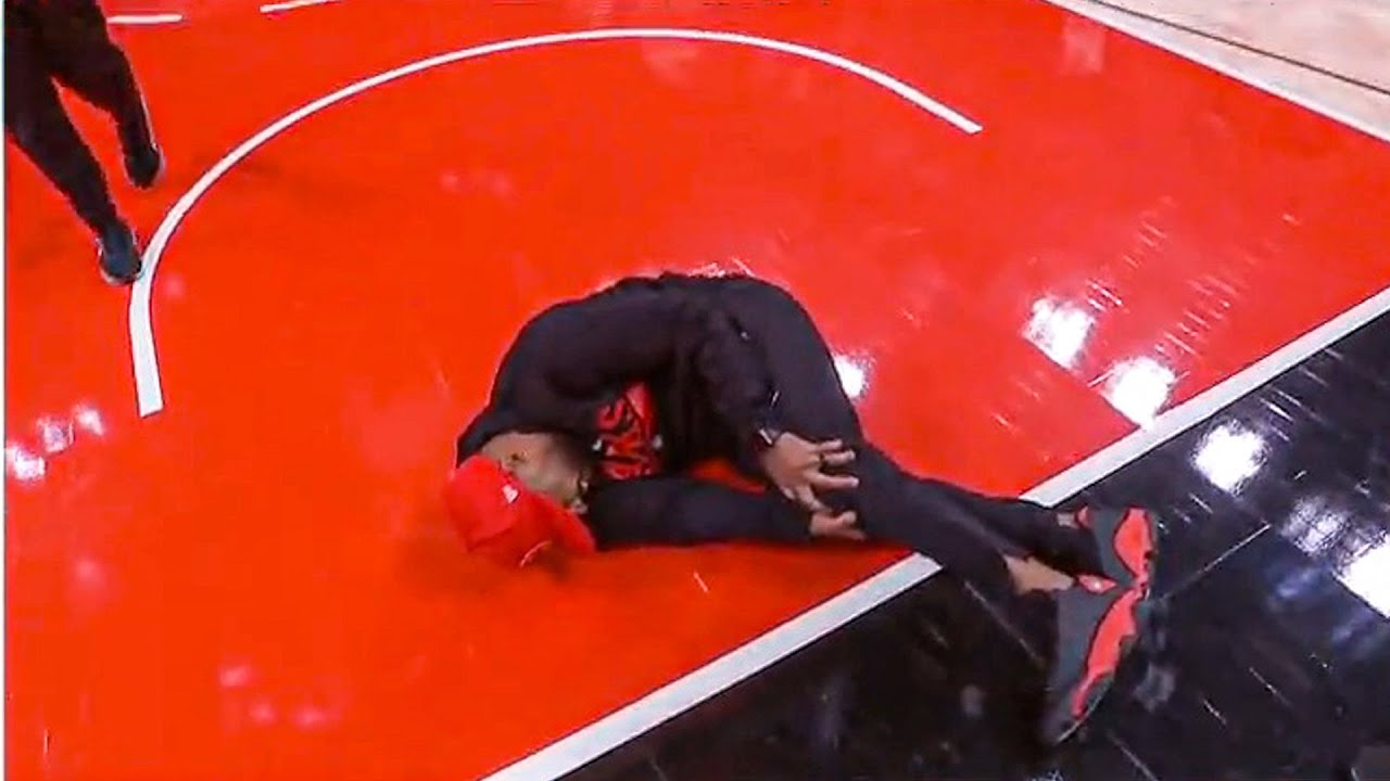 Hawks Fan INJURES ACL in a Layup Contest During Timeout 😳