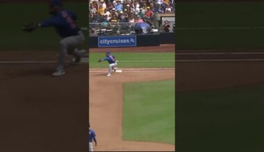 This effort by Nico Hoerner 🤯