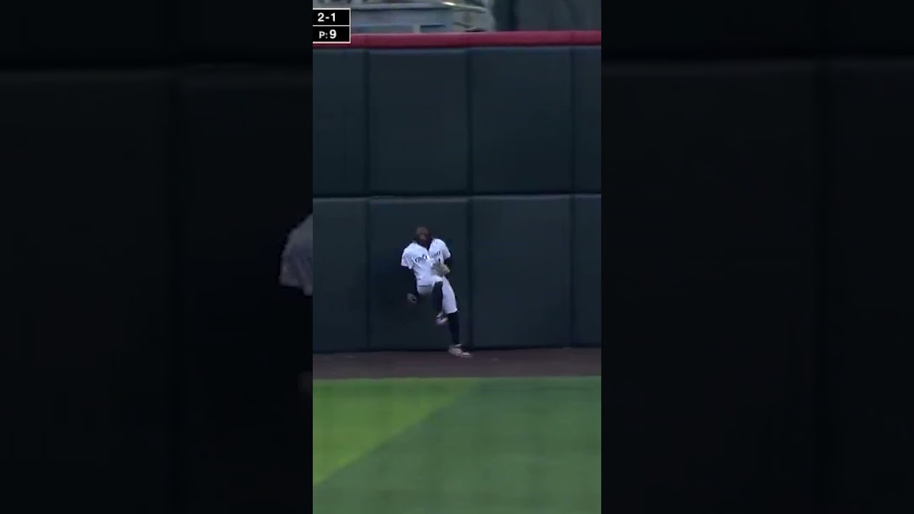 WHAT. A. CATCH. 🎥: @espn