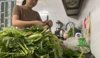 How to Make Crispy Vietnamese Pickled Mustard Greens at Home