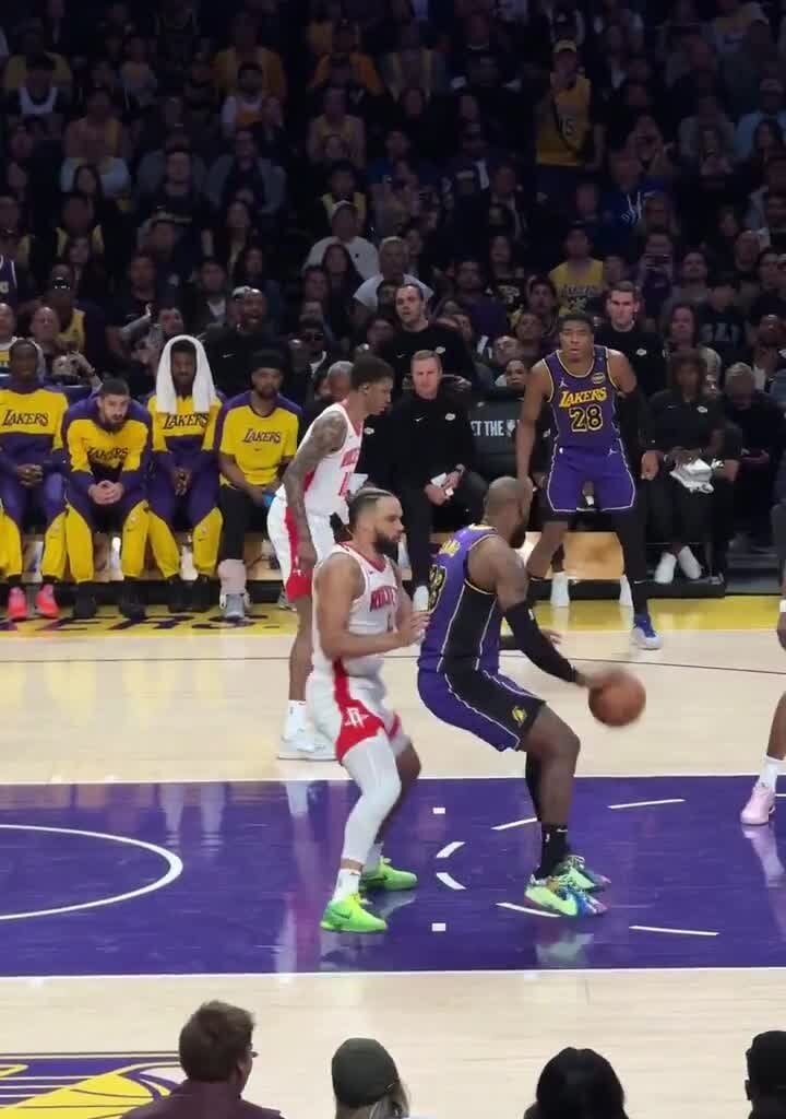 [Highlight] Dillon Brooks uses "defensive backshots" on LeBron in the post, causing him to lose his handle.