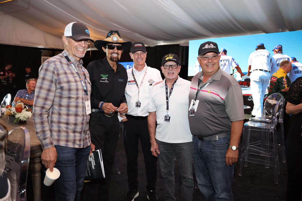 With NASCAR Alumni Network, drivers who felt forgotten find an open door