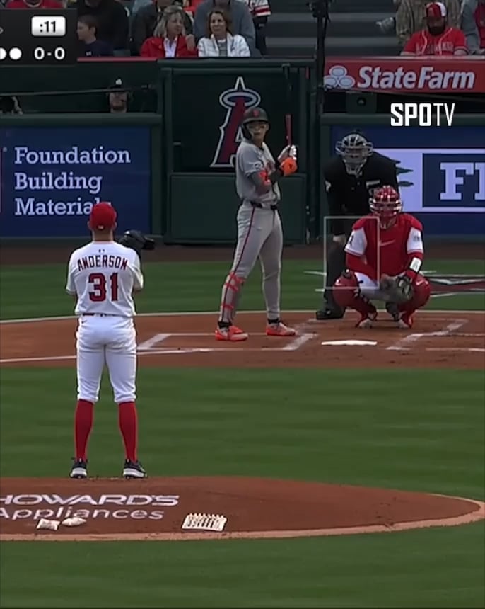 Jung Hoo Lee bunts for a single, almost a double (Korean Broadcast)