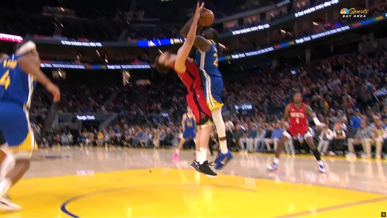 [Highlight] Draymond Green gets called for the flagrant for wind-up and hitting Sengun in the face