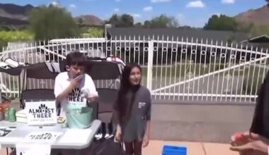 [Highlight] Devin Booker sees some kids running a lemonade stand, and pulls over to support them