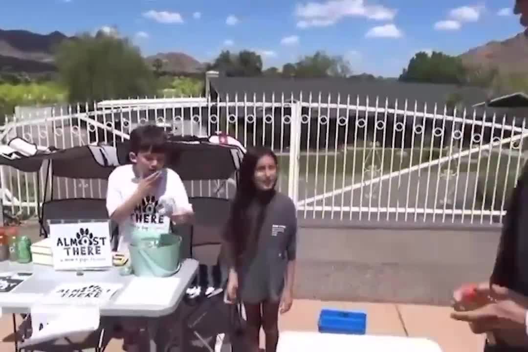 [Highlight] Devin Booker sees some kids running a lemonade stand, and pulls over to support them