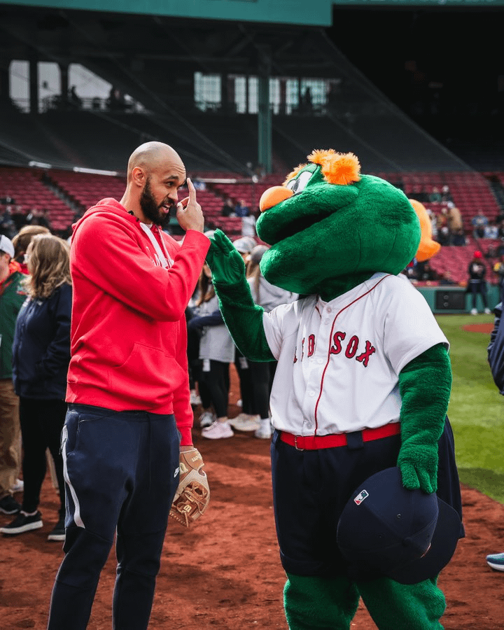 D-White made a new friend today 🤣