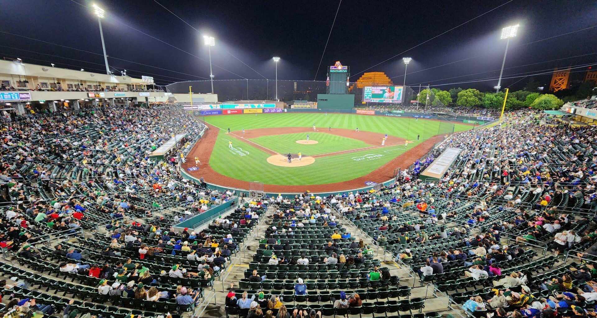 Announced attendance of 10,059 in Sac tonight... Sounds like a bit of a stretch...