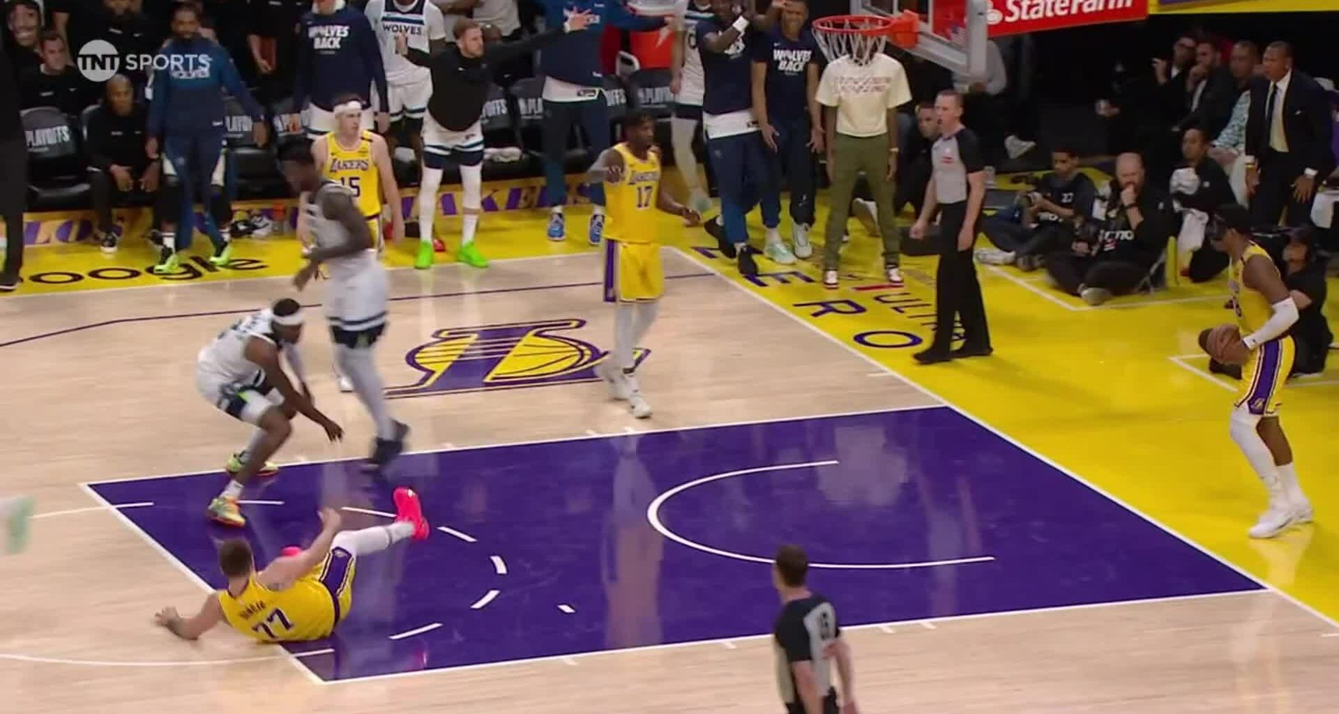 [Highlight] Jaden McDaniels trips Luka Doncic, but the referees don't pay attention to it.