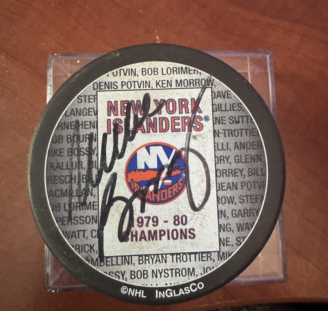 Can anyone please help me ID the player that signed this puck?