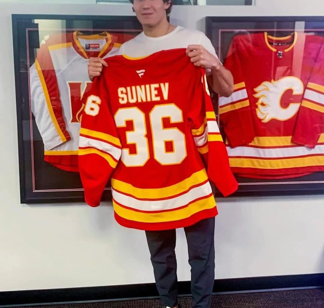 Suniev looks like Connie is pointing a gun at him 🤣