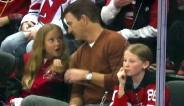 Eli Manning has dad moment with daughters at NJ Devils game