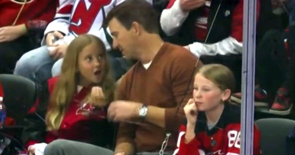 Eli Manning has dad moment with daughters at NJ Devils game