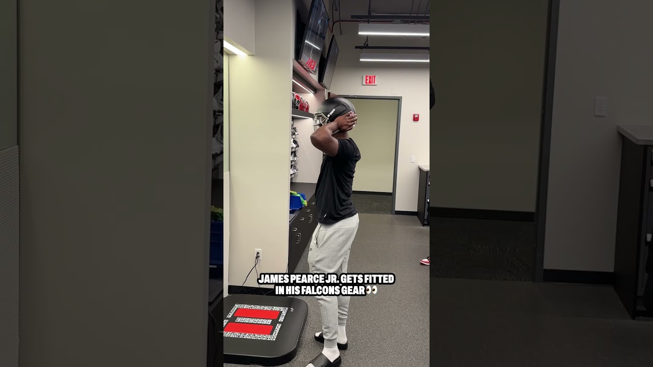 James Pearce Jr. couldn't wait to see how he looked in his new helmet 😁  #nfl #atlantafalcons