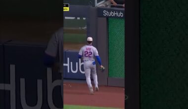 Juan Soto makes the running grab! 🔥