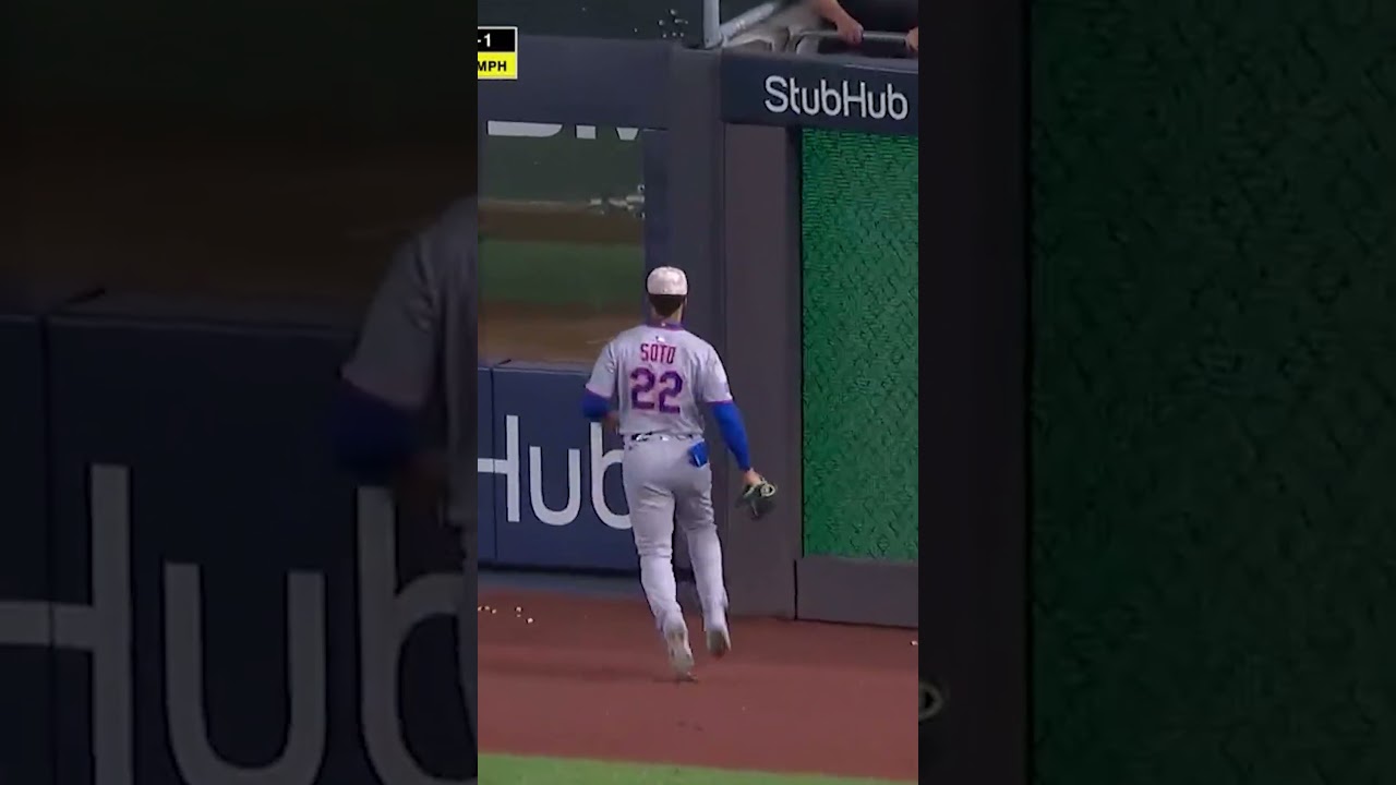 Juan Soto makes the running grab! 🔥