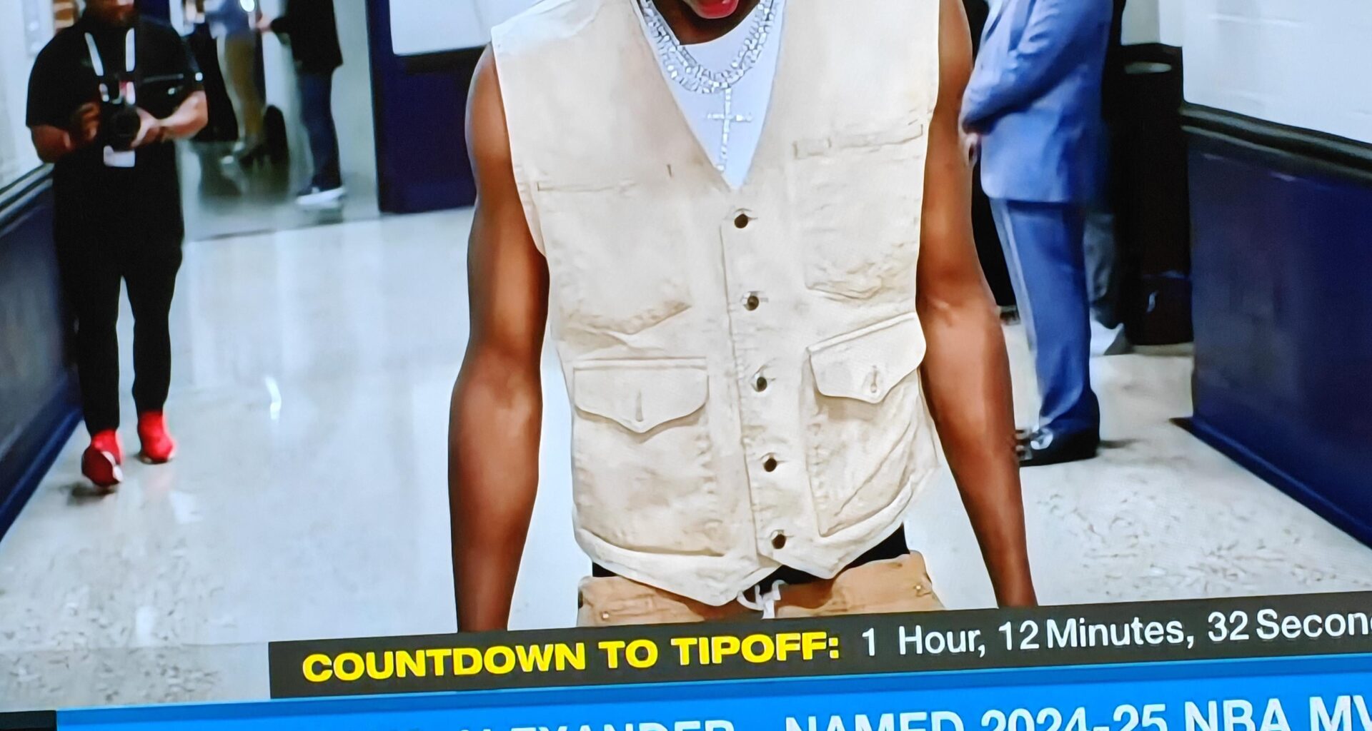 Shai Gilgeous-Alexander wearing a Giants cap to game 2 of NBA WCF