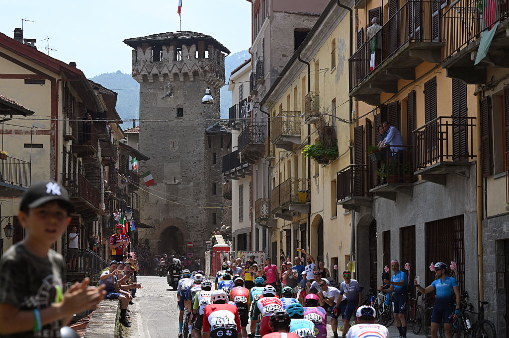 SESTRIERE VIALATTEA ITALY MAY 31 A general view of the peloton passing through a village while fans cheers during the 108th Giro dItalia 2025 Stage 20 a 2053km stage from Verres to Sestriere Vialattea 2036m UCIWT on May 31 2025 in Sestriere Vialattea Italy Photo by Dario BelingheriGetty Images
