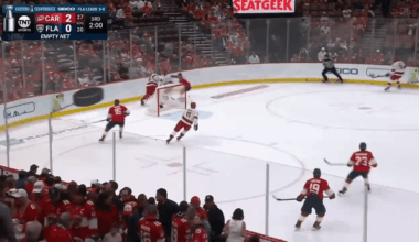 [CAR (3)-0 FLA] Staal adds on another empty net goal