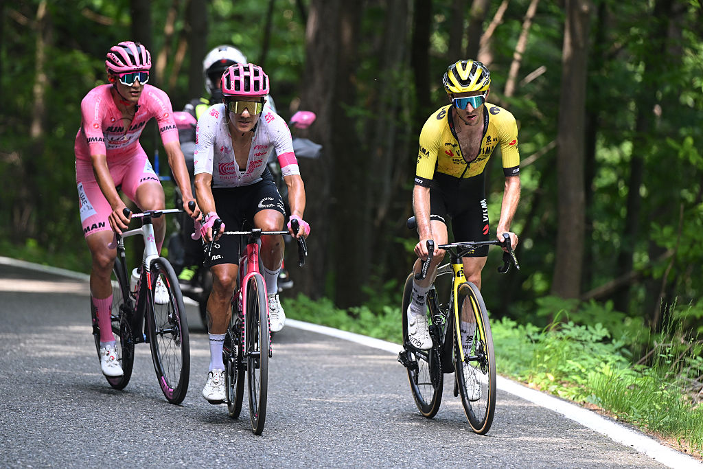 SESTRIERE VIALATTEA ITALY MAY 31 LR Isaac Del Toro of Mexico and Team UAE Team Emirates XRG Pink Leader Jersey Richard Carapaz of Ecuador and Team EF Education EasyPost and Simon Yates of Great Britain and Team Visma Lease a Bike compete in the chase group during the 108th Giro dItalia 2025 Stage 20 a 2053km stage from Verres to Sestriere Vialattea 2036m UCIWT on May 31 2025 in Sestriere Vialattea Italy Photo by Dario BelingheriGetty Images