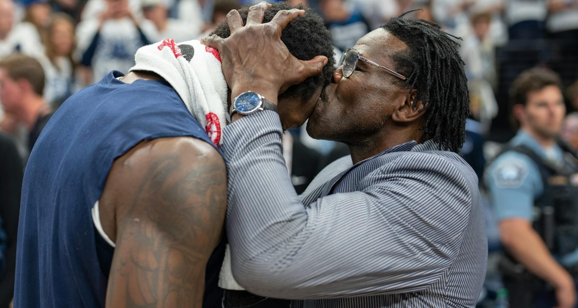 Julius Randle's 24 points led Wolves Game 2 win