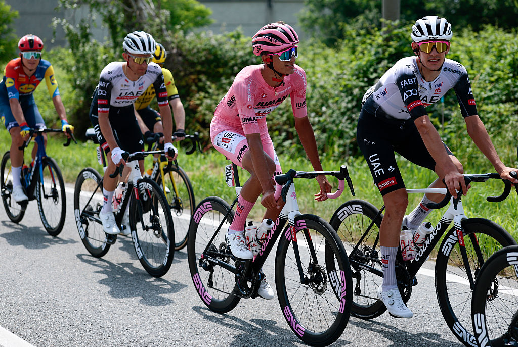 UAE Team Emirates XRG's Mexican rider Isaac Del Toro (2nd R) wearing the pink jersey of overall leader (Maglia Rosa) rides in the peloton during the 20th stage of the 108th Giro d'Italia cycling race 205kms from Verres to Sestriere on May 31, 2025. (Photo by Luca Bettini / AFP)