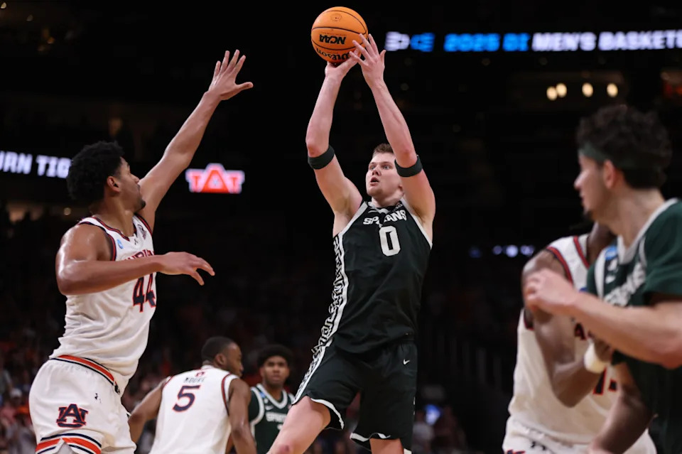 Jaxon Kohler (No. 0) shoots the ball over Auburn's Dylan Cardwell (No. 44) during the NCAA Tournament Elite 8.© Brett Davis-Imagn Images