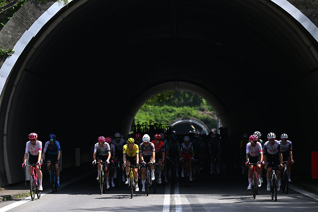 SESTRIERE VIALATTEA ITALY MAY 31 A general view of Darren Rafferty of Ireland and Team EF Education EasyPost Bart Lemmen of Netherlands and Team Visma Lease a Bike Jensen Plowright of Australia and Team Alpecin Deceuninck and the peloton competing during the 108th Giro dItalia 2025 Stage 20 a 2053km stage from Verres to Sestriere Vialattea 2036m UCIWT on May 31 2025 in Sestriere Vialattea Italy Photo by Dario BelingheriGetty Images