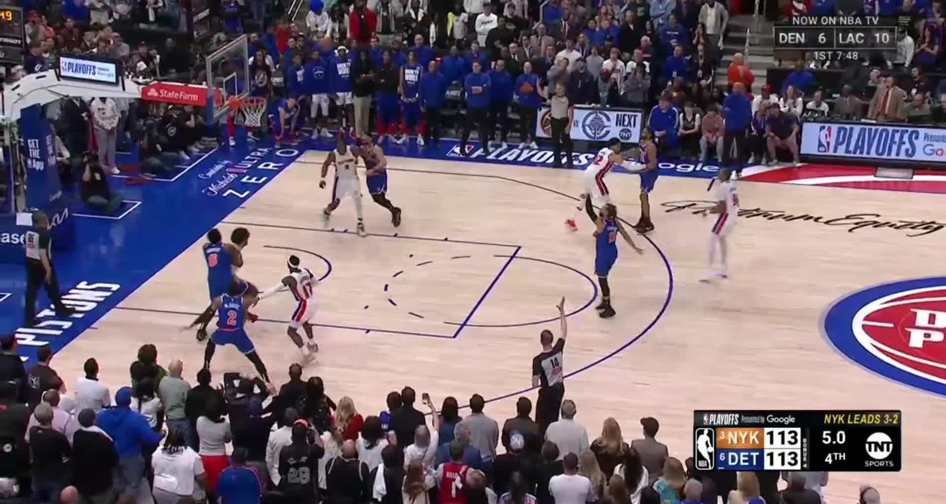 [Highlight] Brunson knocks down the three after losing Thompson with 4 seconds left