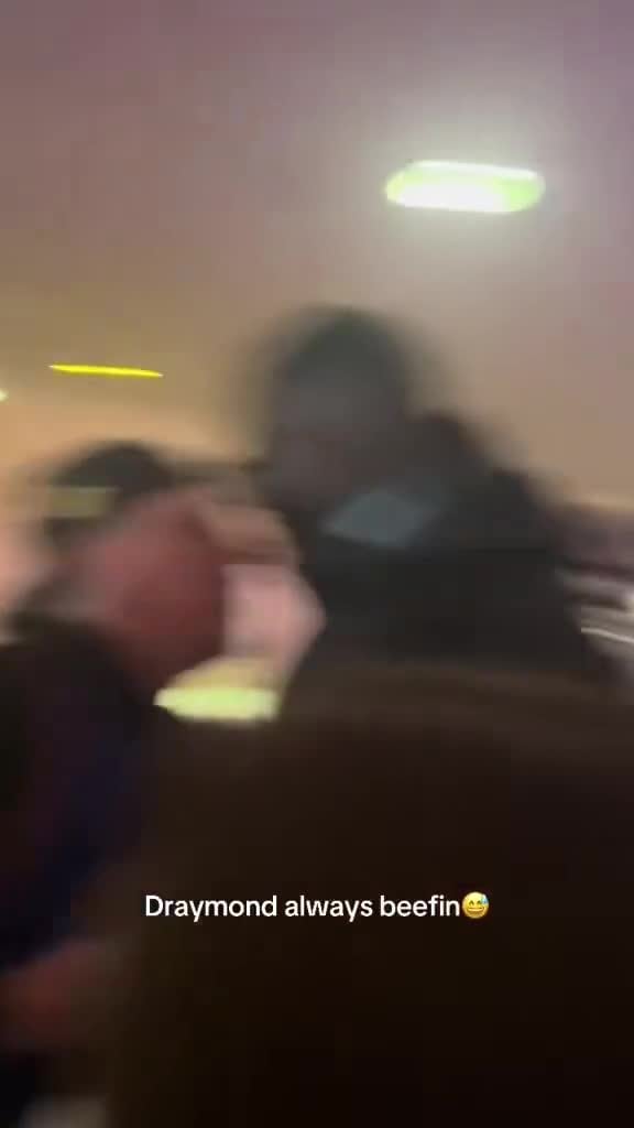 [Highlight] Knicks fan to Draymond: “How was Cancun?” Draymond fired back: “Can you afford to go?”