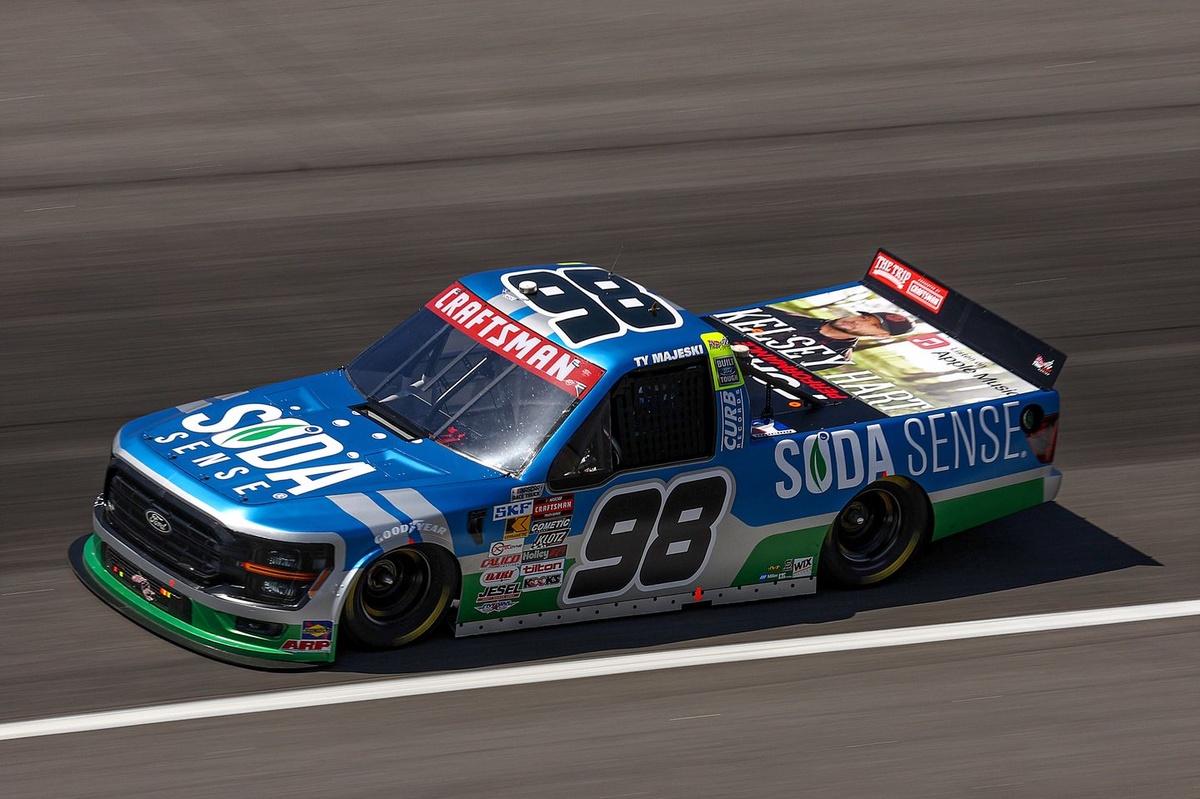 NASCAR ejects four car chiefs after Truck Series inspection failures