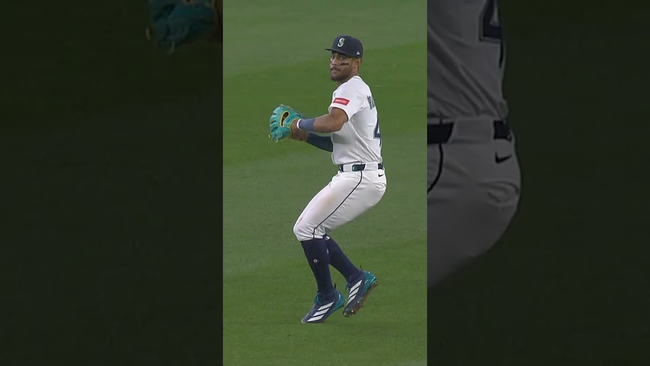 J-ROD WHAT A THROW 💪 #mariners #MLB #jrod #JulioRodriguez