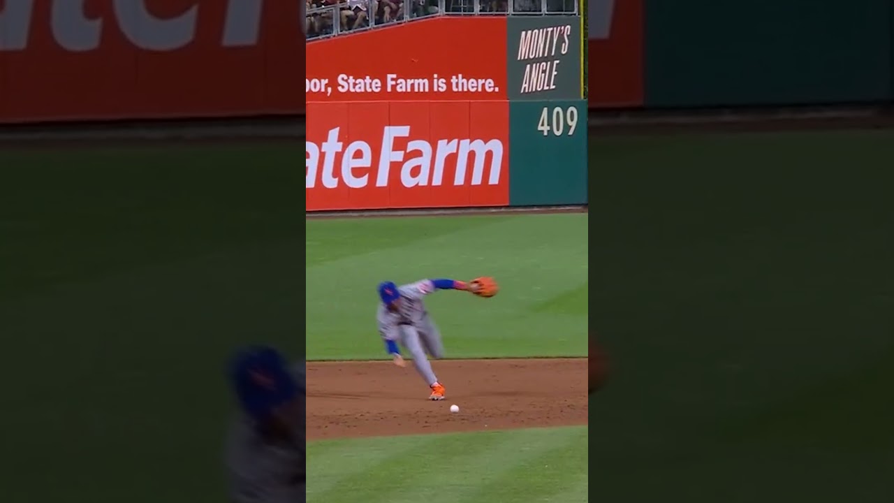 Francisco Lindor makes a jaw-dropping barehanded play on #FridayNightBaseball 😯