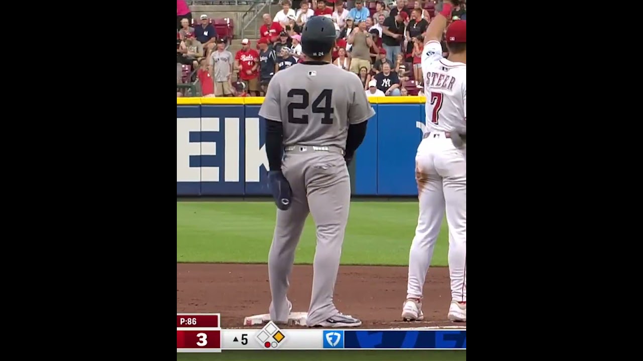 Air Jake! Jake Fraley goes airborne at the fence to make the spectacular catch 😳