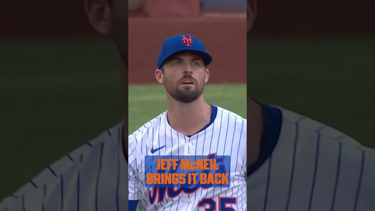 Jeff McNeil timed his leap perfectly to rob this home run 😳