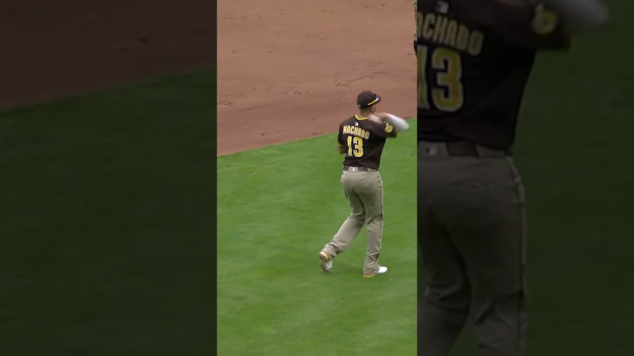 Manny Machado shows off his ELITE baseball IQ and gets Elly De La Cruz off the bases 😅