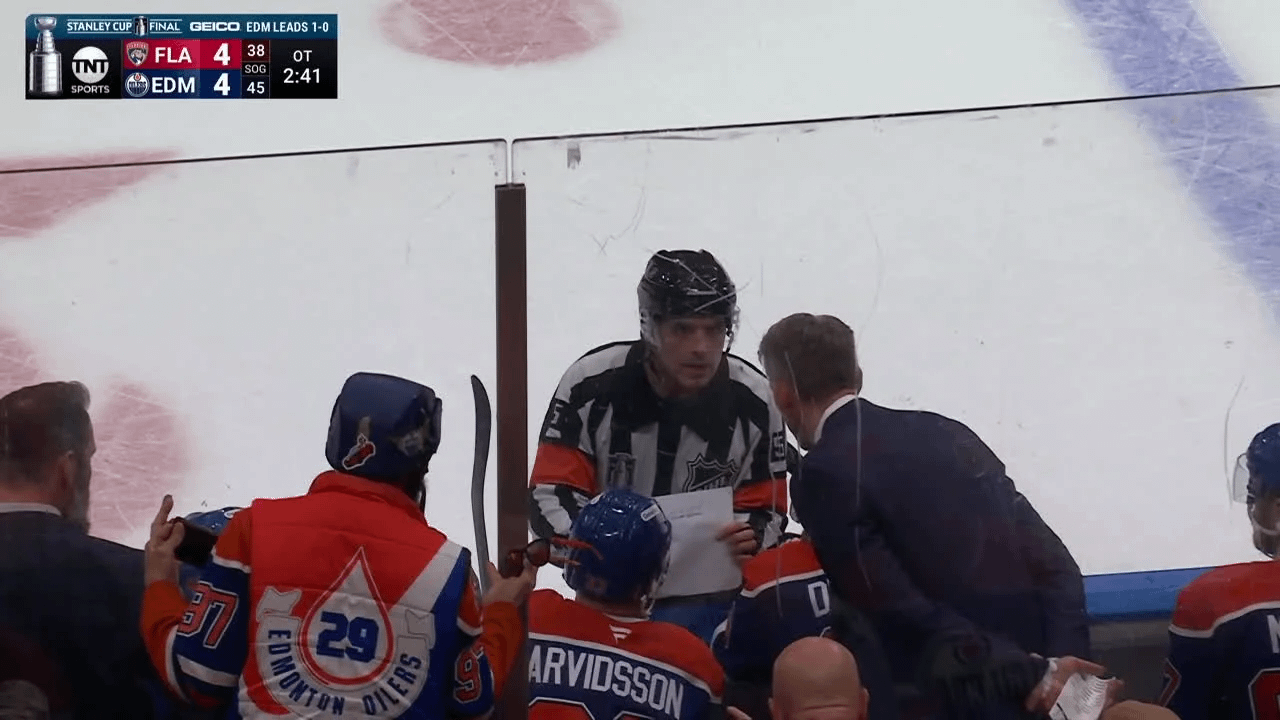 Chris Rooney showing his note to Kris Knoblauch