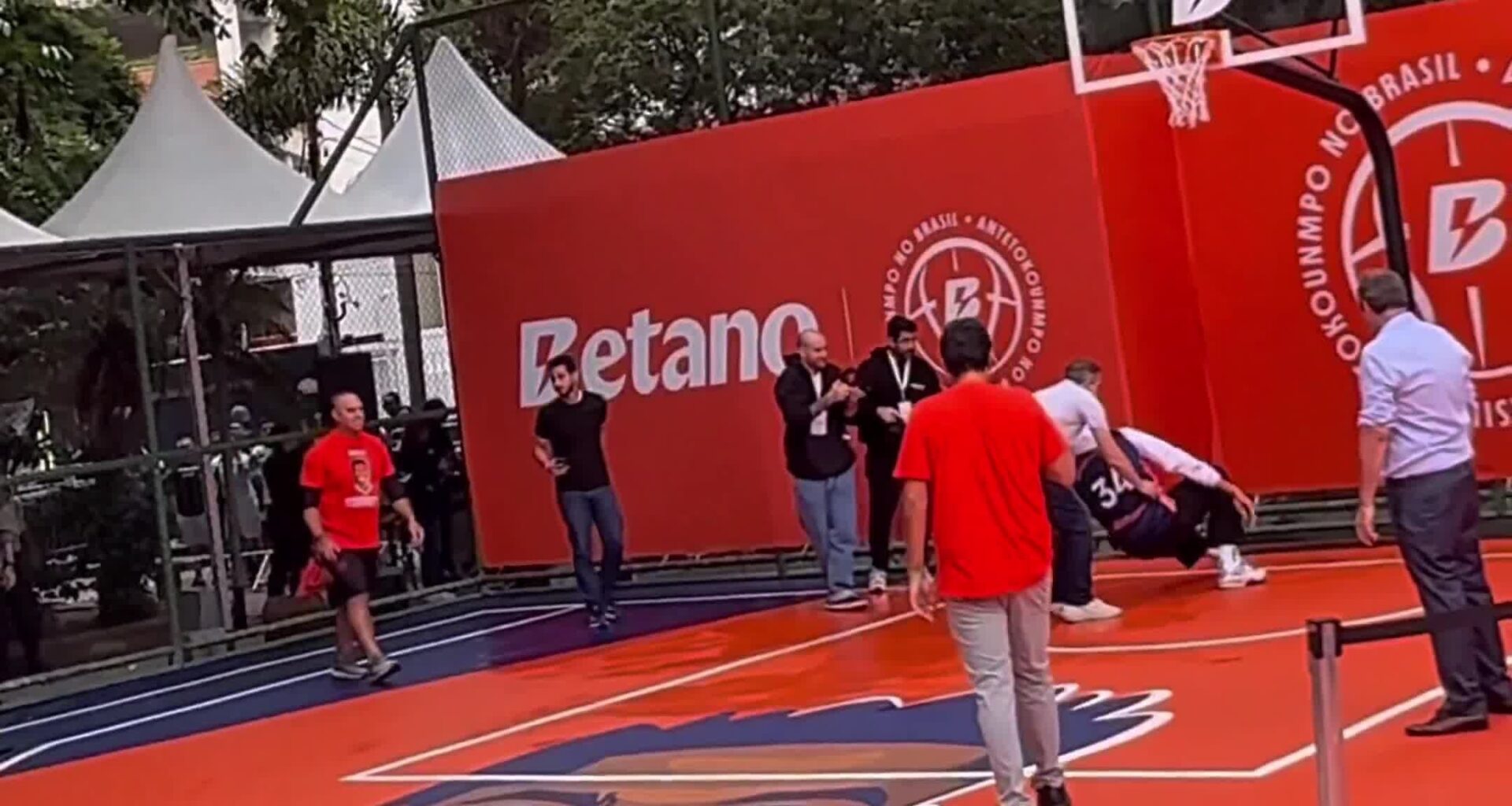 [Highlight] Giannis slips while attempting a dunk in a basketball court in Brazil