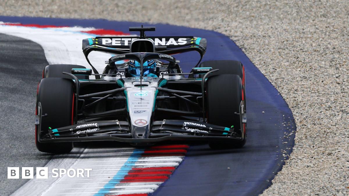 Jack Draper points to the home fans at Queen's