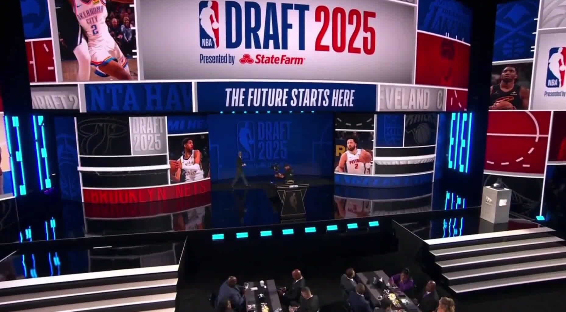 [Highlight] Fan attending the draft loudly shouts out: “DALLAS WAS RIGGED!”