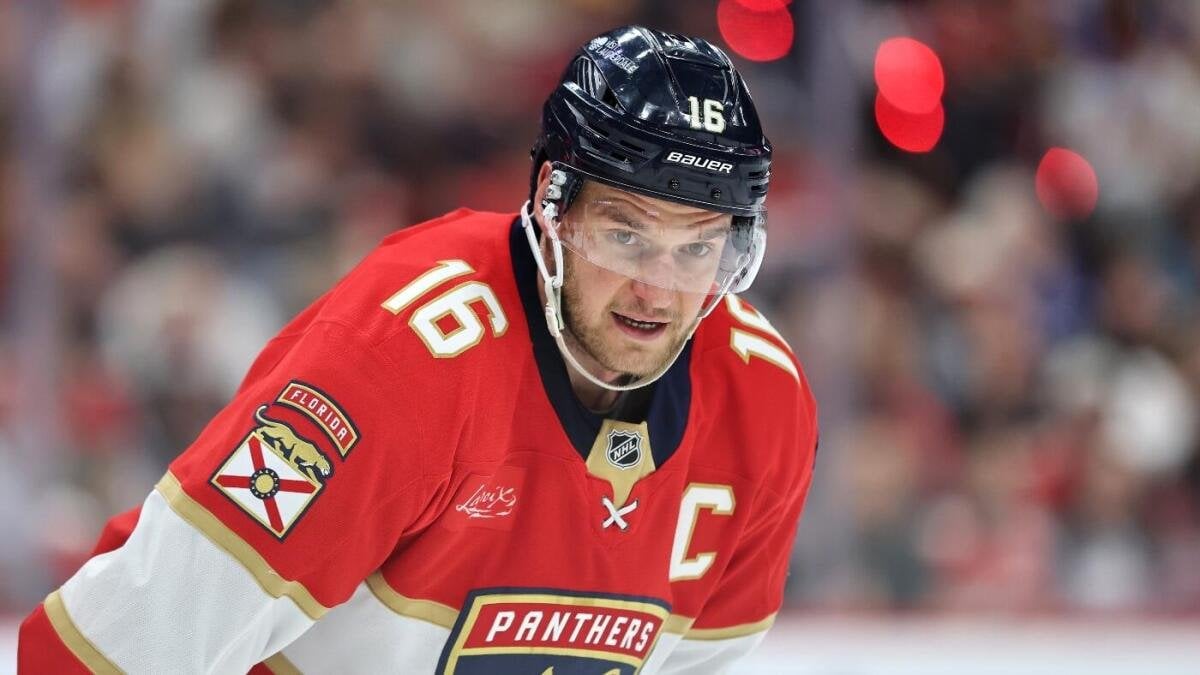 WATCH: Panthers' Aleksander Barkov surprised with Selke Trophy by children's hospital patients